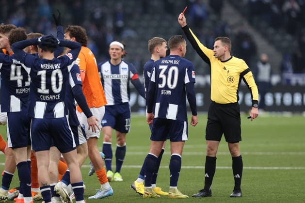 01.02.2026, xtgx, Fussball 2.Bundesliga, Hertha BSC Berlin - SV Darmstadt 98 v.l. Schiedsrichter Referee Florian Lechner zeigt David Kownacki (Hertha BSC Berlin) die rote Karte (DFL DFB REGULATIONS PROHIBIT ANY USE OF PHOTOGRAPHS as IMAGE SEQUENCES and or QUASI-VIDEO) Berlin