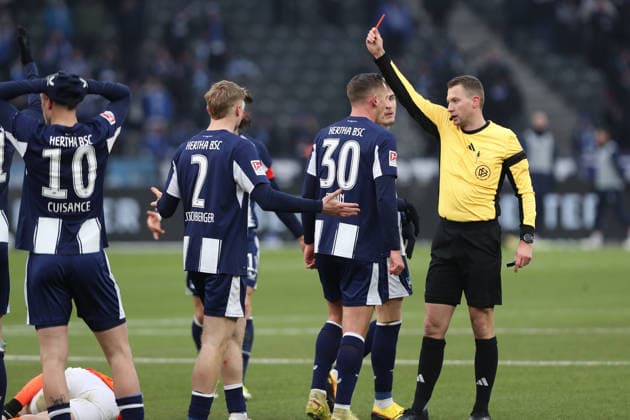 01.02.2026, xtgx, Fussball 2.Bundesliga, Hertha BSC Berlin - SV Darmstadt 98 v.l. Schiedsrichter Referee Florian Lechner zeigt David Kownacki (Hertha BSC Berlin) die rote Karte (DFL DFB REGULATIONS PROHIBIT ANY USE OF PHOTOGRAPHS as IMAGE SEQUENCES and or QUASI-VIDEO) Berlin