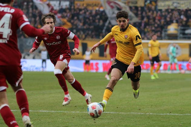 01.02.2026 Fußball Herren 2025 2026 2. Bundesliga 20. Spieltag SG Dynamo Dresden - DSC Arminia Bielefeld Rudolf-Harbig-Stadion Dresden Ben Bobzien (Dresden, 20, gelb) am Ball. Dresden Sachsen Deutschland