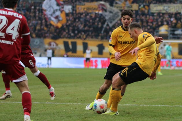 01.02.2026 Fußball Herren 2025 2026 2. Bundesliga 20. Spieltag SG Dynamo Dresden - DSC Arminia Bielefeld Rudolf-Harbig-Stadion Dresden Jakob Lemmer (Dresden, 10, gelb) schießt auf das Tor. Dresden Sachsen Deutschland