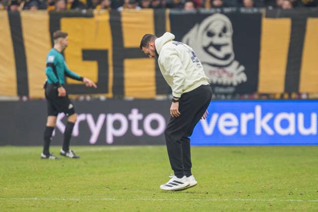 01.02.2026, xomx, Fussball 2.Bundesliga, Dynamo Dresden - Arminia Bielefeld v.l. David Yelldell (SG Dynamo Dresden Torwarttrainer) kuemmert sich um den Rasen. (DFL DFB REGULATIONS PROHIBIT ANY USE OF PHOTOGRAPHS as IMAGE SEQUENCES and or QUASI-VIDEO) Dresden