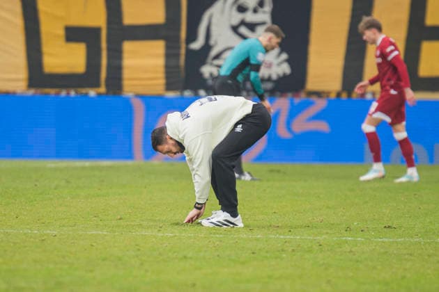 01.02.2026, xomx, Fussball 2.Bundesliga, Dynamo Dresden - Arminia Bielefeld v.l. David Yelldell (SG Dynamo Dresden Torwarttrainer) kuemmert sich um den Rasen. (DFL DFB REGULATIONS PROHIBIT ANY USE OF PHOTOGRAPHS as IMAGE SEQUENCES and or QUASI-VIDEO) Dresden