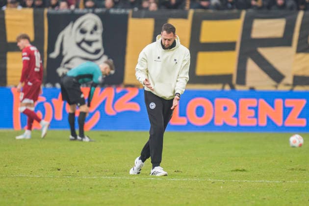 01.02.2026, xomx, Fussball 2.Bundesliga, Dynamo Dresden - Arminia Bielefeld v.l. David Yelldell (SG Dynamo Dresden Torwarttrainer) kuemmert sich um den Rasen. (DFL DFB REGULATIONS PROHIBIT ANY USE OF PHOTOGRAPHS as IMAGE SEQUENCES and or QUASI-VIDEO) Dresden