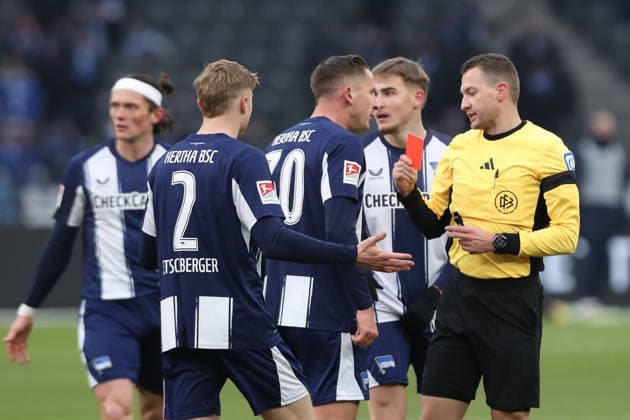 01.02.2026, xtgx, Fussball 2.Bundesliga, Hertha BSC Berlin - SV Darmstadt 98 v.l. Julian Eitschberger (Hertha BSC Berlin) Paul Seguin (Hertha BSC Berlin) Schiedsrichter Referee Florian Lechner mit der roten Karte in der Hand (DFL DFB REGULATIONS PROHIBIT ANY USE OF PHOTOGRAPHS as IMAGE SEQUENCES and or QUASI-VIDEO) Berlin