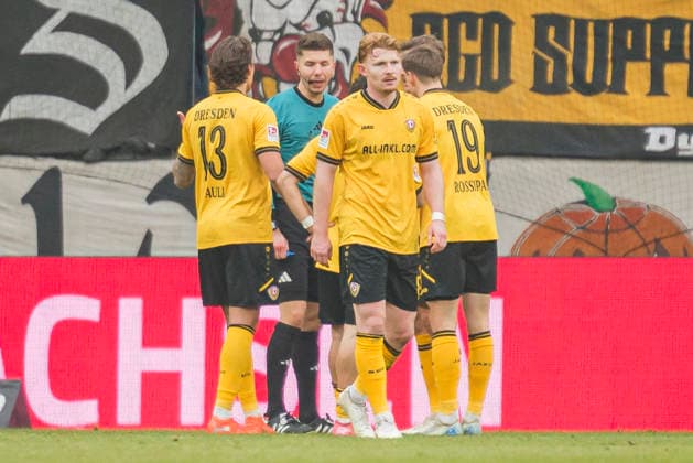 01.02.2026, xomx, Fussball 2.Bundesliga, Dynamo Dresden - Arminia Bielefeld v.l. Diskussionen SGD Strafstoss (DFL DFB REGULATIONS PROHIBIT ANY USE OF PHOTOGRAPHS as IMAGE SEQUENCES and or QUASI-VIDEO) Dresden