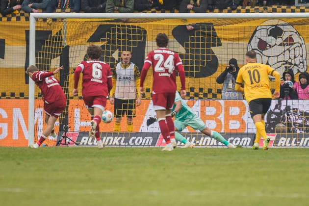 01.02.2026, xomx, Fussball 2.Bundesliga, Dynamo Dresden - Arminia Bielefeld v.l. Strafstoss DSC. Tim Handwerker (Arminia Bielefeld). jubelt, Torjubel, Tor, Goal, Jubel, Freude, freuen zum 1:1 (DFL DFB REGULATIONS PROHIBIT ANY USE OF PHOTOGRAPHS as IMAGE SEQUENCES and or QUASI-VIDEO) Dresden
