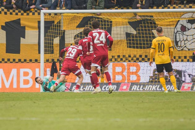 01.02.2026, xomx, Fussball 2.Bundesliga, Dynamo Dresden - Arminia Bielefeld v.l. Strafstoss DSC. Tim Handwerker (Arminia Bielefeld). jubelt, Torjubel, Tor, Goal, Jubel, Freude, freuen zum 1:1 (DFL DFB REGULATIONS PROHIBIT ANY USE OF PHOTOGRAPHS as IMAGE SEQUENCES and or QUASI-VIDEO) Dresden