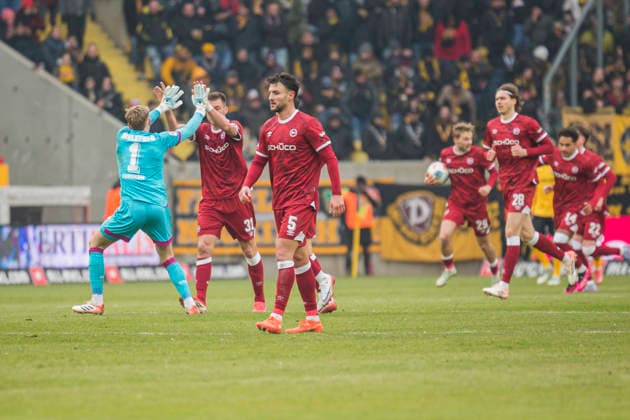 01.02.2026, xomx, Fussball 2.Bundesliga, Dynamo Dresden - Arminia Bielefeld v.l. Strafstoss DSC. Tim Handwerker (Arminia Bielefeld). jubelt, Torjubel, Tor, Goal, Jubel, Freude, freuen zum 1:1 (DFL DFB REGULATIONS PROHIBIT ANY USE OF PHOTOGRAPHS as IMAGE SEQUENCES and or QUASI-VIDEO) Dresden