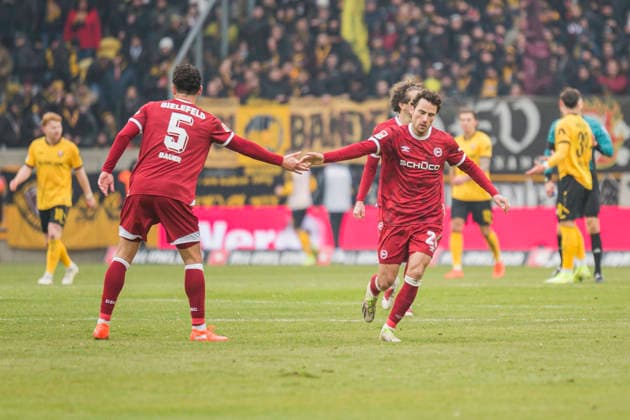 01.02.2026, xomx, Fussball 2.Bundesliga, Dynamo Dresden - Arminia Bielefeld v.l. Strafstoss DSC. Tim Handwerker (Arminia Bielefeld). jubelt, Torjubel, Tor, Goal, Jubel, Freude, freuen zum 1:1 (DFL DFB REGULATIONS PROHIBIT ANY USE OF PHOTOGRAPHS as IMAGE SEQUENCES and or QUASI-VIDEO) Dresden