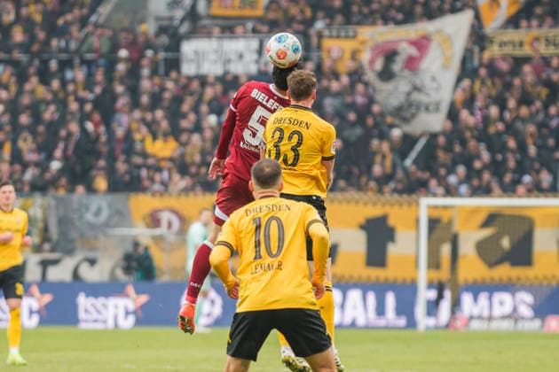 01.02.2026, xomx, Fussball 2.Bundesliga, Dynamo Dresden - Arminia Bielefeld v.l. Maximilian Bauer (Arminia Bielefeld) und Christoph Daferner (Dynamo Dresden) mit dem Kopf am Ball. (DFL DFB REGULATIONS PROHIBIT ANY USE OF PHOTOGRAPHS as IMAGE SEQUENCES and or QUASI-VIDEO) Dresden