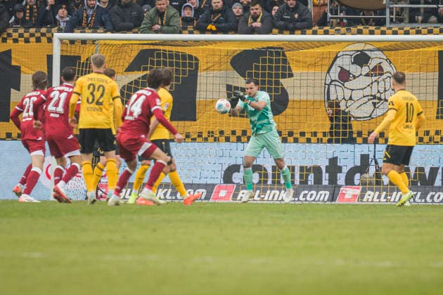 01.02.2026, xomx, Fussball 2.Bundesliga, Dynamo Dresden - Arminia Bielefeld v.l. Chance DSC. Tim Stanislav Schreiber (Dynamo Dresden) (DFL DFB REGULATIONS PROHIBIT ANY USE OF PHOTOGRAPHS as IMAGE SEQUENCES and or QUASI-VIDEO) Dresden