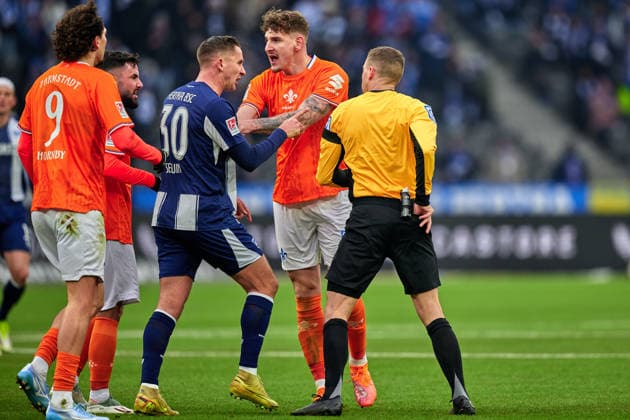 Paul Seguin (Hertha BSC, 30), rote Karte, Dawid Kownacki (Hertha BSC, 09), Rangelei, GER, Hertha BSC vs. ,SV Darmstadt 98, 2. Bundesliga, Saison 2025 2026, 20. Spieltag, 01.02.2026 (DFL REGULATIONS PROHIBIT ANY USE OF PHOTOGRAPHS AS IMAGE SEQUENCES AND OR QUASI - VIDEO). GER, Hertha BSC vs. ,SV Darmstadt 98, 2. Bundesliga, Saison 2025 2026, 20. Spieltag, 01.02.2026 Berlin