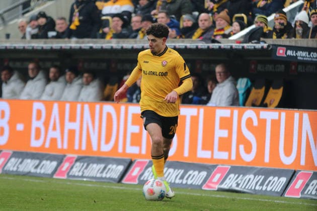 01.02.2026 Fußball Herren 2025 2026 2. Bundesliga 20. Spieltag SG Dynamo Dresden - DSC Arminia Bielefeld Rudolf-Harbig-Stadion Dresden Ben Bobzien (Dresden, 20, gelb) am Ball. Dresden Sachsen Deutschland