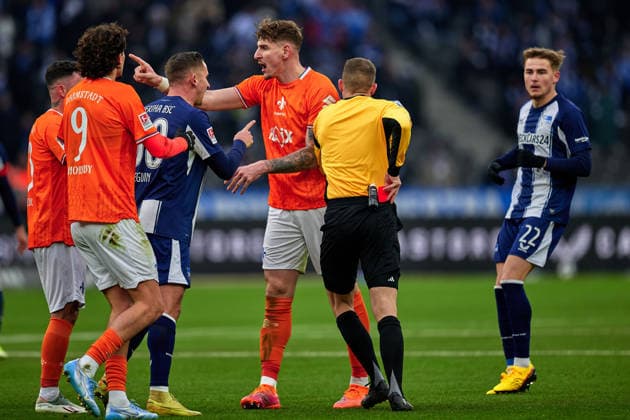 Paul Seguin (Hertha BSC, 30), rote Karte, Dawid Kownacki (Hertha BSC, 09), Rangelei, GER, Hertha BSC vs. ,SV Darmstadt 98, 2. Bundesliga, Saison 2025 2026, 20. Spieltag, 01.02.2026 (DFL REGULATIONS PROHIBIT ANY USE OF PHOTOGRAPHS AS IMAGE SEQUENCES AND OR QUASI - VIDEO). GER, Hertha BSC vs. ,SV Darmstadt 98, 2. Bundesliga, Saison 2025 2026, 20. Spieltag, 01.02.2026 Berlin