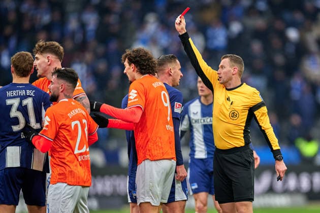 Paul Seguin (Hertha BSC, 30), rote Karte, Dawid Kownacki (Hertha BSC, 09), Rangelei, GER, Hertha BSC vs. ,SV Darmstadt 98, 2. Bundesliga, Saison 2025 2026, 20. Spieltag, 01.02.2026 (DFL REGULATIONS PROHIBIT ANY USE OF PHOTOGRAPHS AS IMAGE SEQUENCES AND OR QUASI - VIDEO). GER, Hertha BSC vs. ,SV Darmstadt 98, 2. Bundesliga, Saison 2025 2026, 20. Spieltag, 01.02.2026 Berlin