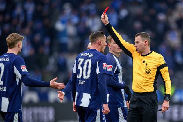 Paul Seguin (Hertha BSC, 30), rote Karte, Dawid Kownacki (Hertha BSC, 09), Rangelei, GER, Hertha BSC vs. ,SV Darmstadt 98, 2. Bundesliga, Saison 2025 2026, 20. Spieltag, 01.02.2026 (DFL REGULATIONS PROHIBIT ANY USE OF PHOTOGRAPHS AS IMAGE SEQUENCES AND OR QUASI - VIDEO). GER, Hertha BSC vs. ,SV Darmstadt 98, 2. Bundesliga, Saison 2025 2026, 20. Spieltag, 01.02.2026 Berlin *** Paul Seguin Hertha BSC, 30 , red card, Dawid Kownacki Hertha BSC, 09 , scuffle, GER, Hertha BSC vs ,SV Darmstadt 98, 2 Bundesliga, Season 2025 2026, 20 Matchday, 01 02 2026 DFL REGULATIONS PROHIBIT ANY USE OF PHOTOGRAPHS AS IMAGE SEQUENCES AND OR QUASI VIDEO GER, Hertha BSC vs ,SV Darmstadt 98, 2 Bundesliga, Season 2025 2026, 20 Matchday, 01 02 2026 Berlin Copyright: xClaudiusxRauch,xEibner-Pressefotox xClaudiusxRauchx EP_CRH