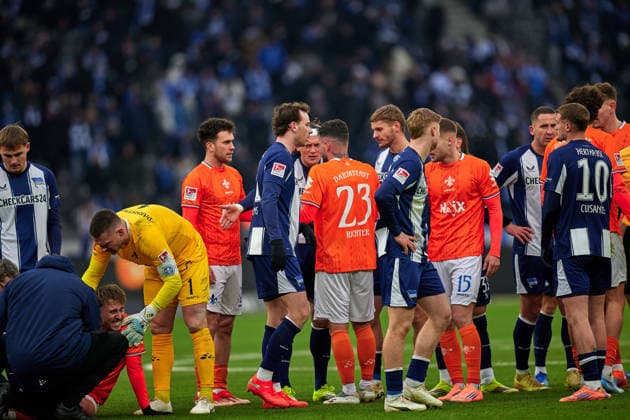 Paul Seguin (Hertha BSC, 30), rote Karte, Dawid Kownacki (Hertha BSC, 09), Rangelei, GER, Hertha BSC vs. ,SV Darmstadt 98, 2. Bundesliga, Saison 2025 2026, 20. Spieltag, 01.02.2026 (DFL REGULATIONS PROHIBIT ANY USE OF PHOTOGRAPHS AS IMAGE SEQUENCES AND OR QUASI - VIDEO). GER, Hertha BSC vs. ,SV Darmstadt 98, 2. Bundesliga, Saison 2025 2026, 20. Spieltag, 01.02.2026 Berlin