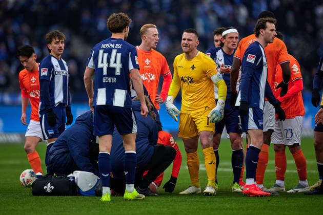 Paul Seguin (Hertha BSC, 30), rote Karte, Dawid Kownacki (Hertha BSC, 09), Rangelei, Marcel Schuhen (SV Darmstadt 98, 01), Linus Gechter (Hertha BSC, 44), GER, Hertha BSC vs. ,SV Darmstadt 98, 2. Bundesliga, Saison 2025 2026, 20. Spieltag, 01.02.2026 (DFL REGULATIONS PROHIBIT ANY USE OF PHOTOGRAPHS AS IMAGE SEQUENCES AND OR QUASI - VIDEO). GER, Hertha BSC vs. ,SV Darmstadt 98, 2. Bundesliga, Saison 2025 2026, 20. Spieltag, 01.02.2026 Berlin