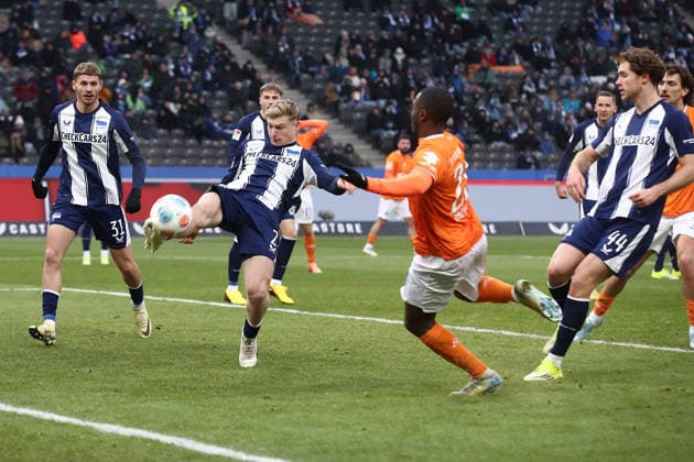 01.02.2026, xtgx, Fussball 2.Bundesliga, Hertha BSC Berlin - SV Darmstadt 98 v.l. Julian Eitschberger (Hertha BSC Berlin) Merveille Papela (SV Darmstadt 98) Zweikampf, Aktion, action, battle for the ball (DFL DFB REGULATIONS PROHIBIT ANY USE OF PHOTOGRAPHS as IMAGE SEQUENCES and or QUASI-VIDEO) Berlin