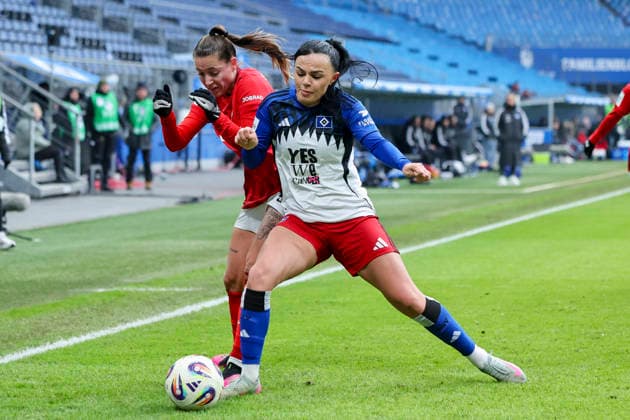 Selina Vobian (SC Freiburg) und Nigar Mirzaliyeva (Hamburger SV) kaempfen um den Ball, Google Pixel Frauen-Bundesliga, Hamburger SV v SC Freiburg, Volksparkstadion am 01. February 2026 in Hamburg, Deutschland. (Foto von Marco Steinbrenner DeFodi Images) Selina Vobian (SC Freiburg) und Nigar Mirzaliyeva (Hamburger SV) battle for the ball, Google Pixel Frauen-Bundesliga, Hamburger SV v SC Freiburg, Volksparkstadion, February 1, 2026 in Hamburg, Germany. (Photo by Marco Steinbrenner DeFodi Images) DFB DFL REGULATIONS PROHIBIT ANY USE OF PHOTOGRAPHS AS IMAGE SEQUENCES AND OR QUASI-VIDEO. -
