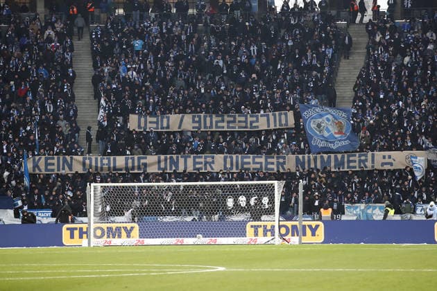 01.02.2026, xtgx, Fussball 2.Bundesliga, Hertha BSC Berlin - SV Darmstadt 98 v.l. Fans Zuschauer Hertha BSC Trikots Schals Fahnen Emotionen Ultras Harlekinz Spruchband Telefonnummer von Senatorin für Inneres und Iris Spranger (SPD) (DFL DFB REGULATIONS PROHIBIT ANY USE OF PHOTOGRAPHS as IMAGE SEQUENCES and or QUASI-VIDEO) Berlin