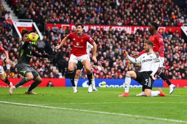 Joachim Andersen of Fulham misses a chance to score Manchester United, ManU v Fulham, Premier League, Football, Old Trafford, Manchester, UK - 01 Feb 2026Manchester Old Trafford United Kingdom EDITORIAL USE ONLY No use with unauthorised audio, video, data, fixture lists, club league logos or live services. Online in-match use limited to 120 images, no video emulation. No use in betting, games or single club league player publications. Copyright: xPaulxCurrie Shutterstockx 16496861da