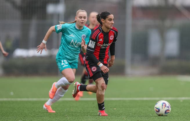 GER, Frankfurt, Eintracht Frankfurt II vs VfR Warbeyen, 2. Frauen Bundesliga, Fussball, DFB, Spielzeit 2025 2026, Stadion am Bretanobad, 15. Spieltag im Bild v.l.: Yael Mollink (VfR Warbeyen 25), Ilyada Acikgöz (Eintracht Frankfurt) DFB DFL REGULATIONS PROHIBIT ANY USE OF PHOTOGRAPHS AS IMAGE SEQUENCES AND OR QUASI-VIDEO, 01.02.2026 Copyright: HMBxMedia HendrikxHamelau