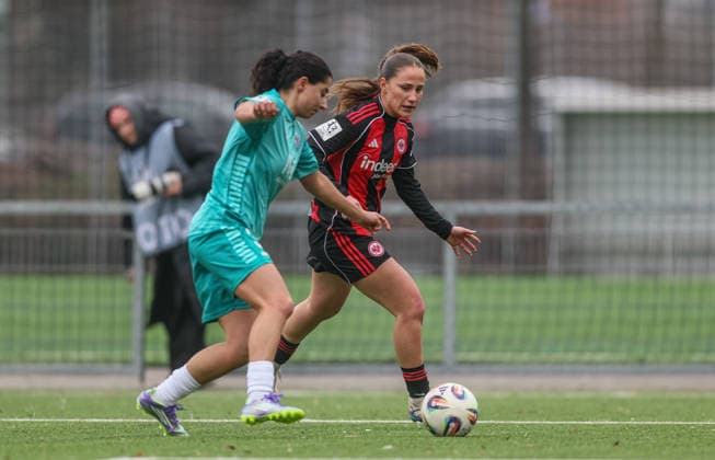 GER, Frankfurt, Eintracht Frankfurt II vs VfR Warbeyen, 2. Frauen Bundesliga, Fussball, DFB, Spielzeit 2025 2026, Stadion am Bretanobad, 15. Spieltag im Bild v.l.: Ebla Gouriye (VfR Warbeyen 3), Jana Theijs (Eintracht Frankfurt II 2) DFB DFL REGULATIONS PROHIBIT ANY USE OF PHOTOGRAPHS AS IMAGE SEQUENCES AND OR QUASI-VIDEO, 01.02.2026 Copyright: HMBxMedia HendrikxHamelau