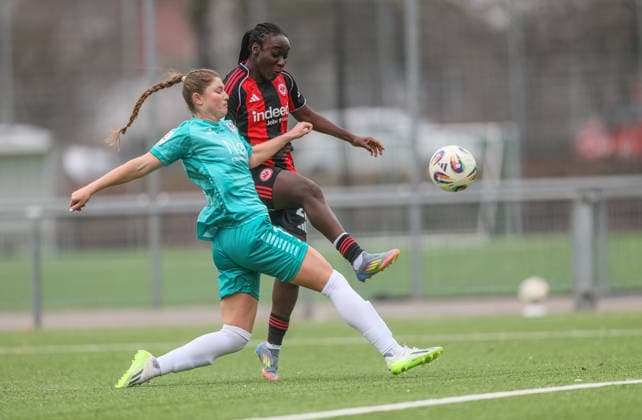 GER, Frankfurt, Eintracht Frankfurt II vs VfR Warbeyen, 2. Frauen Bundesliga, Fussball, DFB, Spielzeit 2025 2026, Stadion am Bretanobad, 15. Spieltag im Bild v.l.: Lisa van der Linde (VfR Warbeyen 15), Mira Arouna (Eintracht Frankfurt II 28) DFB DFL REGULATIONS PROHIBIT ANY USE OF PHOTOGRAPHS AS IMAGE SEQUENCES AND OR QUASI-VIDEO, 01.02.2026 Copyright: HMBxMedia HendrikxHamelau