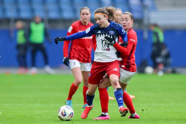 Melanie Brunnthaler (Hamburger SV) und Selina Vobian (SC Freiburg) kaempfen um den Ball, Google Pixel Frauen-Bundesliga, Hamburger SV v SC Freiburg, Volksparkstadion am 01. February 2026 in Hamburg, Deutschland. (Foto von Marco Steinbrenner DeFodi Images) Melanie Brunnthaler (Hamburger SV) und Selina Vobian (SC Freiburg) battle for the ball, Google Pixel Frauen-Bundesliga, Hamburger SV v SC Freiburg, Volksparkstadion, February 1, 2026 in Hamburg, Germany. (Photo by Marco Steinbrenner DeFodi Images) DFB DFL REGULATIONS PROHIBIT ANY USE OF PHOTOGRAPHS AS IMAGE SEQUENCES AND OR QUASI-VIDEO. -