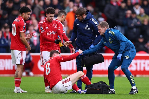 Nottingham Forest v Crystal Palace, Premier League Elliot Anderson of Nottingham Forest is helped to his feet by Nottingham Forest medical staff during the Nottingham Forest v Crystal Palace Premier League match at the City Ground, West Bridgford, England on 1 February 2026 Credit: Ryan Crockett Every Second Media Editorial use only. All images are copyright Every Second Media Limited. No images may be reproduced without prior permission. All rights reserved. Premier League and Football League images are subject to licensing agreements with Football DataCo Limited. see https: www.football-dataco.com Copyright: xIMAGO EveryxSecondxMediax ESM-1783-0029 RyanxCrockettx xEveryxSecondxMediax