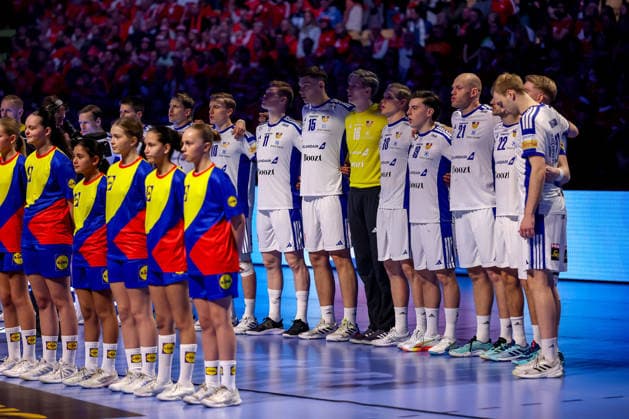 01.02.2026, Handball, Men s EHF EURO 2026, Island - Kroatien, Jyske Bank Boxen in Herning, Dänemark, Placement Match 3 4: Das isländische Team steht bei der Nationalhymne Arm in Arm zusammen. Dänemark