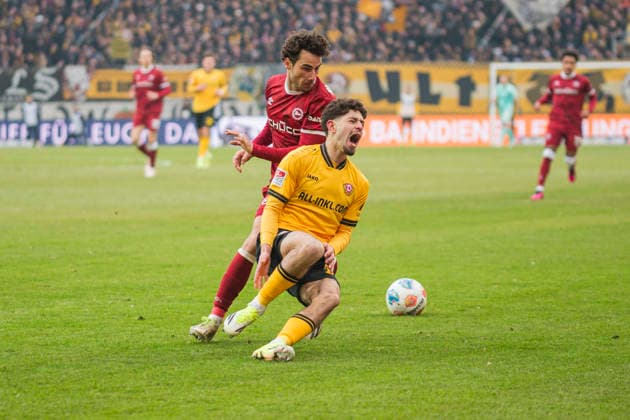 01.02.2026, xomx, Fussball 2.Bundesliga, Dynamo Dresden - Arminia Bielefeld v.l. Ben Justus Bobzien (Dynamo Dresden) und Christopher Lannert (Arminia Bielefeld) im Zweikampf am Ball (DFL DFB REGULATIONS PROHIBIT ANY USE OF PHOTOGRAPHS as IMAGE SEQUENCES and or QUASI-VIDEO) Dresden
