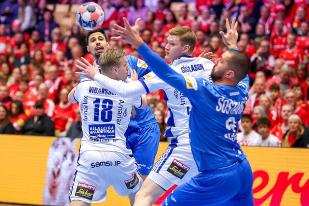 01.02.2026, Handball, Men s EHF EURO 2026, Island - Kroatien, Jyske Bank Boxen in Herning, Dänemark, Placement Match 3 4: Ivan Martinovic (Croatia 51) im Zweikampf gegen Ellioi Vioarsson (Iceland 18) Dänemark
