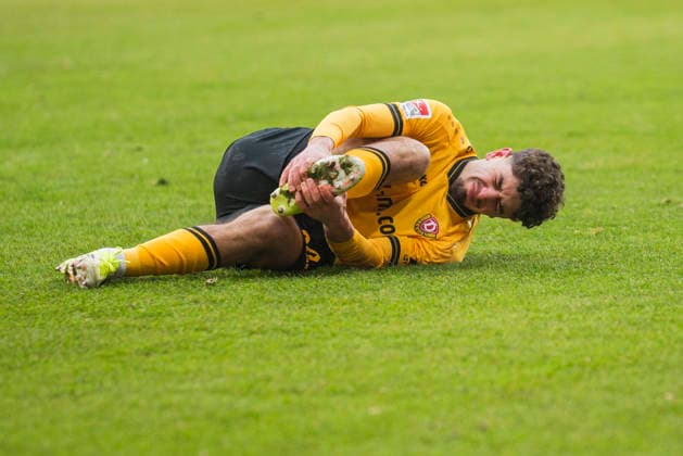 01.02.2026, xomx, Fussball 2.Bundesliga, Dynamo Dresden - Arminia Bielefeld v.l. Ben Justus Bobzien (Dynamo Dresden) und Christopher Lannert (Arminia Bielefeld) im Zweikampf am Ball (DFL DFB REGULATIONS PROHIBIT ANY USE OF PHOTOGRAPHS as IMAGE SEQUENCES and or QUASI-VIDEO) Dresden