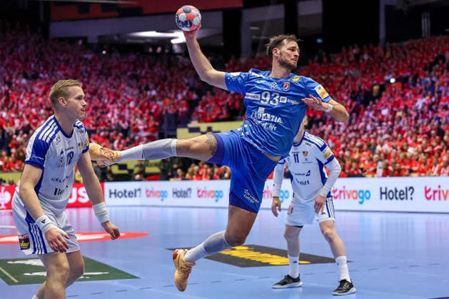 01.02.2026, Handball, Men s EHF EURO 2026, Island - Kroatien, Jyske Bank Boxen in Herning, Dänemark, Placement Match 3 4: Veron Nacinovic (Croatia 93) wirft den Ball auf das Tor Dänemark