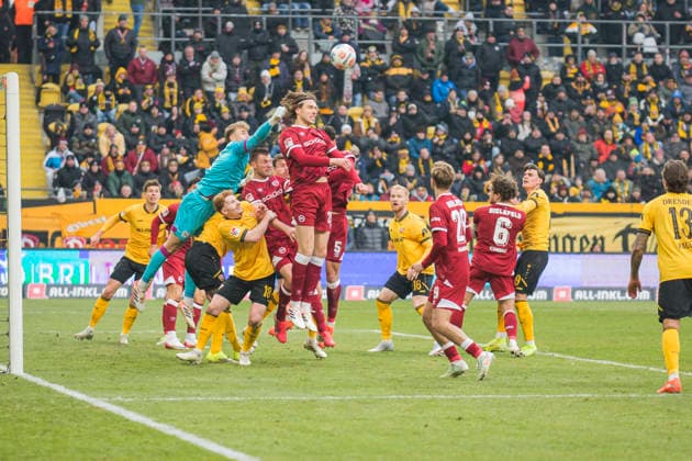 01.02.2026, xomx, Fussball 2.Bundesliga, Dynamo Dresden - Arminia Bielefeld v.l. Jonas Kersken (Arminia Bielefeld) klaert (DFL DFB REGULATIONS PROHIBIT ANY USE OF PHOTOGRAPHS as IMAGE SEQUENCES and or QUASI-VIDEO) Dresden