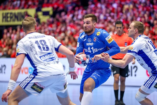 01.02.2026, Handball, Men s EHF EURO 2026, Island - Kroatien, Jyske Bank Boxen in Herning, Dänemark, Placement Match 3 4: Tin Lucin (Croatia 41) im Zweikampf gegen Ellioi Vioarsson (Iceland 18) Ymir Gislason (Iceland 11) Dänemark