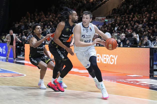 01.02.2026, xgox, Basketball - easyCredit BBL Basketball Loewen Braunschweig - MLP Academics Heidelberg emspor, v.l. Chip Fangian (Braunschweig, 30), Ryan Mikesell (Heidelberg, 33) Zweikampf, Duell, Kampf, tackle Braunschweig