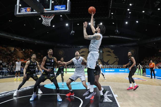 01.02.2026, xgox, Basketball - easyCredit BBL Basketball Loewen Braunschweig - MLP Academics Heidelberg emspor, v.l. Marcel Kessen (Heidelberg, 15) wirft einen Korb Braunschweig