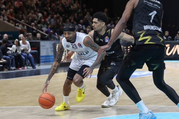 01.02.2026, xgox, Basketball - easyCredit BBL Basketball Loewen Braunschweig - MLP Academics Heidelberg emspor, v.l. Michael Weathers (Heidelberg, 20), Adrian Worthy (Braunschweig, 0) Zweikampf, Duell, Kampf, tackle Braunschweig