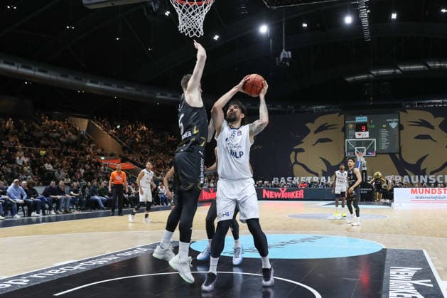 01.02.2026, xgox, Basketball - easyCredit BBL Basketball Loewen Braunschweig - MLP Academics Heidelberg emspor, v.l. Luka Scuka (Braunschweig, 5) , Marcel Kessen (Heidelberg, 15) Zweikampf, Duell, Kampf, tackle Braunschweig