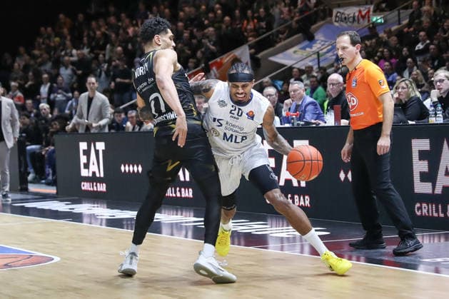 01.02.2026, xgox, Basketball - easyCredit BBL Basketball Loewen Braunschweig - MLP Academics Heidelberg emspor, v.l. Adrian Worthy (Braunschweig, 0), Michael Weathers (Heidelberg, 20) Zweikampf, Duell, Kampf, tackle Braunschweig