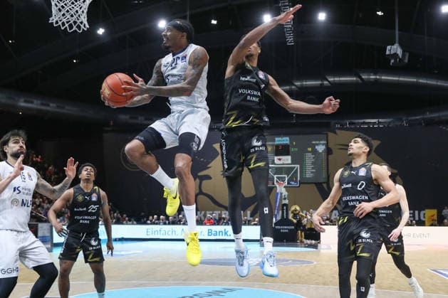 01.02.2026, xgox, Basketball - easyCredit BBL Basketball Loewen Braunschweig - MLP Academics Heidelberg emspor, v.l. Michael Weathers (Heidelberg, 20), David NGuessan (Braunschweig, 1) Zweikampf, Duell, Kampf, tackle Braunschweig