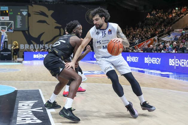 01.02.2026, xgox, Basketball - easyCredit BBL Basketball Loewen Braunschweig - MLP Academics Heidelberg emspor, v.l. Grant Sherfield (Braunschweig, 25), Marcel Kessen (Heidelberg, 15) Zweikampf, Duell, Kampf, tackle Braunschweig