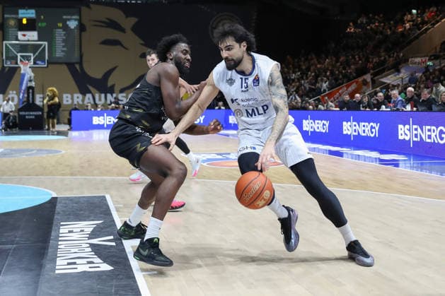 01.02.2026, xgox, Basketball - easyCredit BBL Basketball Loewen Braunschweig - MLP Academics Heidelberg emspor, v.l. Grant Sherfield (Braunschweig, 25), Marcel Kessen (Heidelberg, 15) Zweikampf, Duell, Kampf, tackle Braunschweig