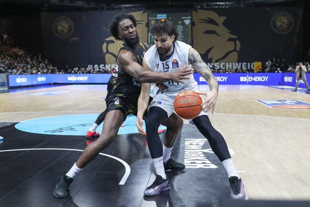 01.02.2026, xgox, Basketball - easyCredit BBL Basketball Loewen Braunschweig - MLP Academics Heidelberg emspor, v.l. Grant Sherfield (Braunschweig, 25), Marcel Kessen (Heidelberg, 15) Zweikampf, Duell, Kampf, tackle Braunschweig