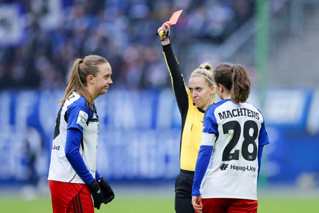 Schiedsrichterin Julia Boike zeigt Victoria Schulz (Hamburger SV) die Rote Karte, Google Pixel Frauen-Bundesliga, Hamburger SV v SC Freiburg, Volksparkstadion am 01. February 2026 in Hamburg, Deutschland. (Foto von Marco Steinbrenner DeFodi Images) Schiedsrichterin Julia Boike shows Victoria Schulz (Hamburger SV) the red card, Google Pixel Frauen-Bundesliga, Hamburger SV v SC Freiburg, Volksparkstadion, February 1, 2026 in Hamburg, Germany. (Photo by Marco Steinbrenner DeFodi Images) DFB DFL REGULATIONS PROHIBIT ANY USE OF PHOTOGRAPHS AS IMAGE SEQUENCES AND OR QUASI-VIDEO. -