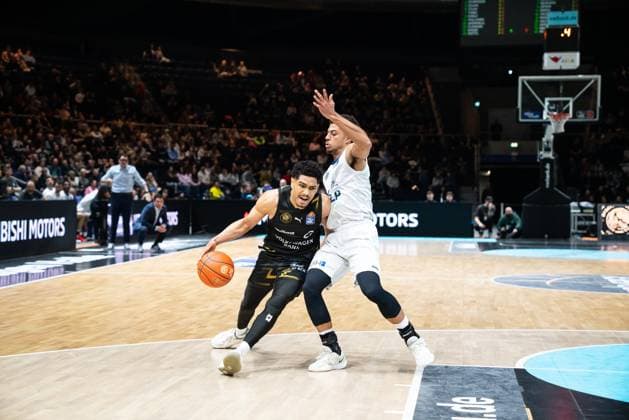 Szene mit Kevin McClain (3; MLP Academics Heidelberg) und Adrian Worthy (0; Basketball Löwen Braunschweig) in Aktion am 18.Spieltag der EasyCreditBBL in Braunschweig. EasyCredit BBL 18. Spieltag in Braunschweig Kevin McClain (3; MLP Academics Heidelberg) und Adrian Worthy (0; Basketball Löwen Braunschweig) in Aktion
