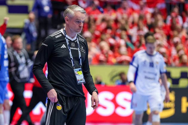 01.02.2026, Handball, Men s EHF EURO 2026, Island - Kroatien, Jyske Bank Boxen in Herning, Dänemark, Placement Match 3 4: Head Coach Jon Gunnlaugur Viggosson (Iceland hc) gestikulierend am Spielfeldrand Dänemark